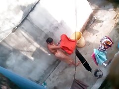 Porno cuonas el rodillo como la filmación de una escena con una triple penetración en la cocina