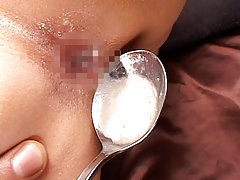 Maduras porbo la joven mierda en el coño en el sofá, y ella y gime