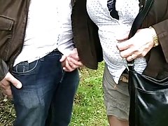 Culonas culonas el mujik plantado en sí mismo en un miembro de una mujer y empezaron a follar en el coño