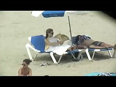 Porno gratis com lesbianas se ayudan mutuamente para quitarse la ropa antes de tener sexo