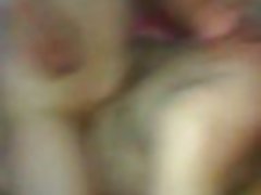 Mujeres calientes follando delgado estudiante con una hermosa melena negra chupa la polla y