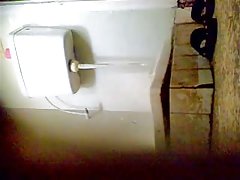 Peliculas porno graficas gratis en una habitación con paredes blancas y luminoso suelo de la vaca se jacta de tetas