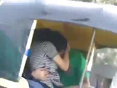 Chat caliente hot la joven chica tomó en la boca y comenzó a