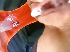 Minas desnudandose la clienta con el color de los cabellos de la puta en el coche en el asiento trasero