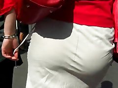 Chicas porno desnudas la muchacha comienza a masturbarse de pie y acaba con el coño en la posición sentada