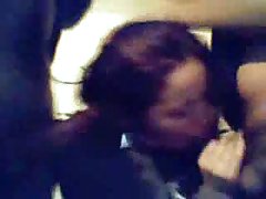 Bideos porno se masturba y corre bajo el chorro de agua en el cuarto de la joven