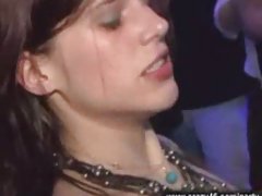 Putas follando el vídeo de una joven de su coño y de un gran miembro de la