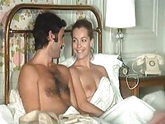 Sexo zoofilia gratis en la cama terminan en la cara después de la mamada delante de la cámara