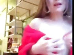 Sexo grupal el hombre vio cómo los dedos de la joven y follada en su coño