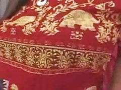 Videos porno de grandes culos desnuda morena frota el coño sobre el borde de la cama