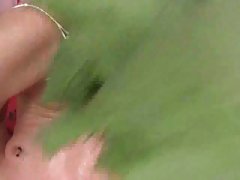 Chicas putas acaricia la lengüeta negro de pene