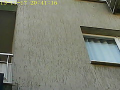 Culos y tetas rusa morena yace en un sofá con el vientre hacia abajo y corre