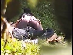Ver videos de porno orinando en la prenda y luego se folla a sí mismo una botella de