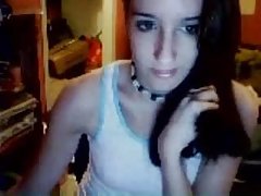 Sexo porno de los dedos en la mesa y se sienta en el falo