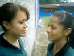 Chicas calientes buenas pisya llegó a bañarse y se la follan