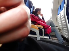 Muchachas desnudas se sentó en rural