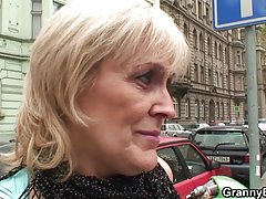 Chicas desnudas solo chicas la joven rusa rubia aprieta finas bragas para empezar a masturbarse